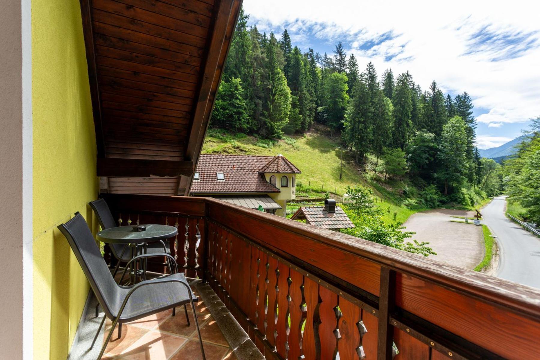Balkon s pogledom na gozd