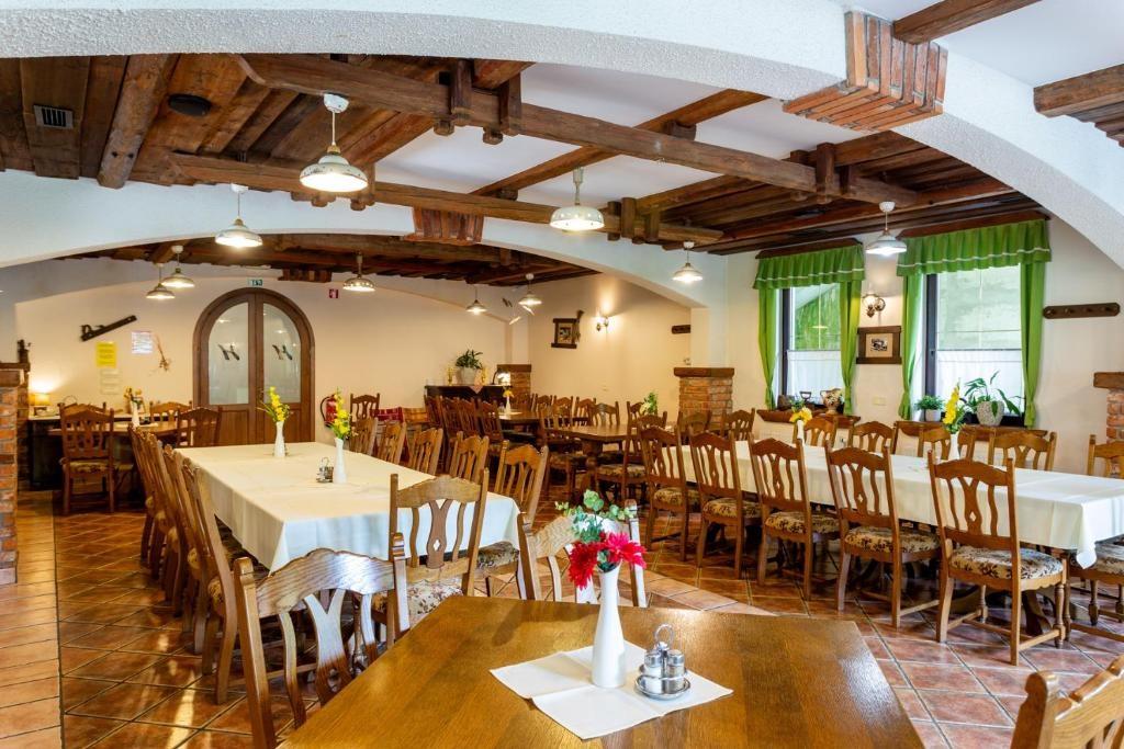 Velika jedilnica s pogrnjenimi mizami